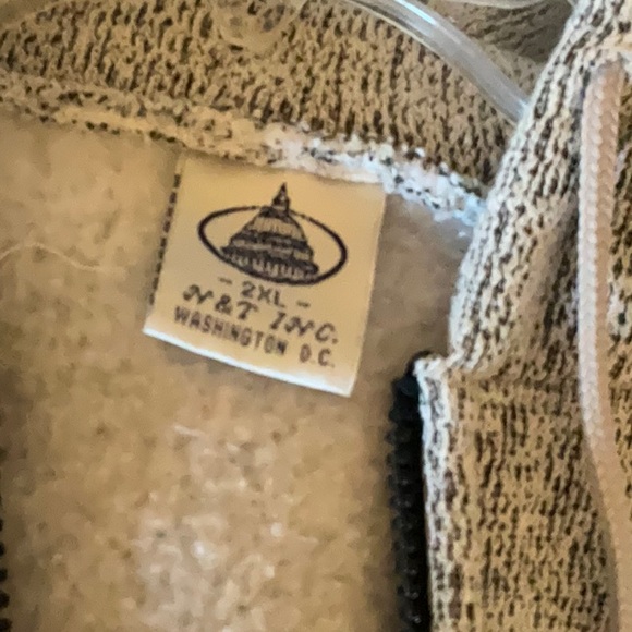 No politics, just a DC hoodie - Picture 4 of 5